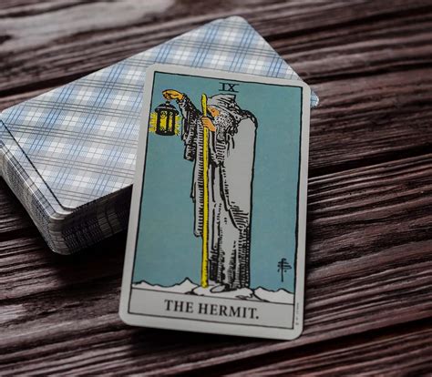 carta del tarot el ermitaño|El Ermitaño en el Tarot: Una Guía Completa